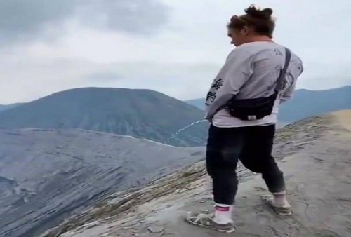 Nekat Buang Air Kecil di Gunung Bromo, Turis Asal Jerman Minta Maaf