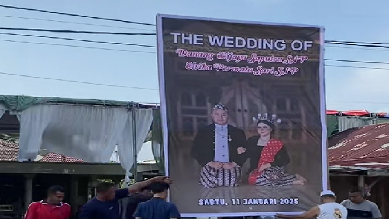 Unik! Bukan Janur Kuning, Pengantin Ini Malah Pasang Baliho Foto Pengantin