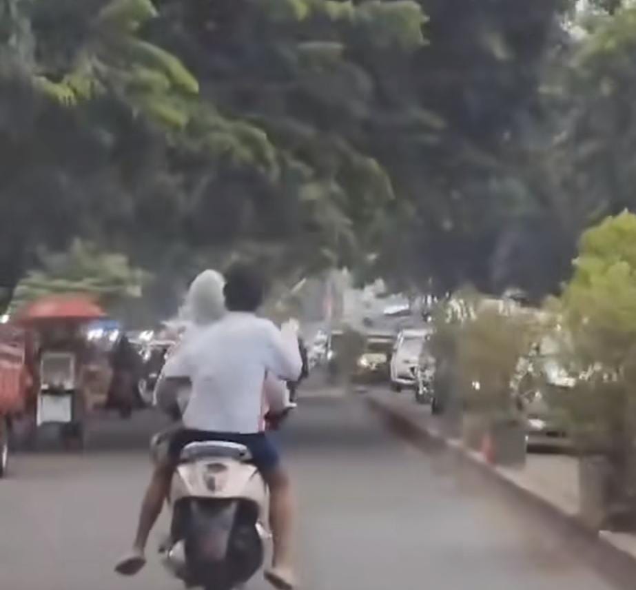 Viral Dua Pemuda Bonceng Motor Mengacungkan Sajam di Jalan Lembang Ciledug
