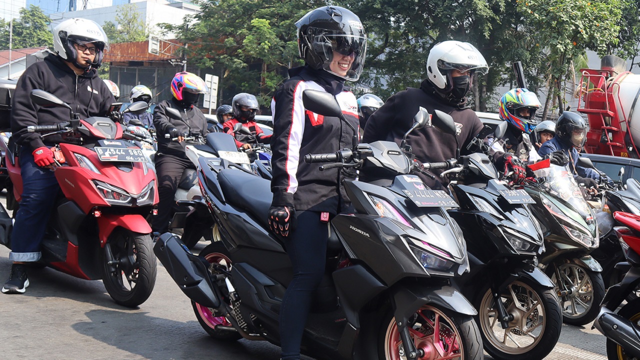 Pengendara Wanita Harus Tetap Dahulukan Keselamatan: Ini 5 Dasar #Cari_Aman Saat di Jalan!