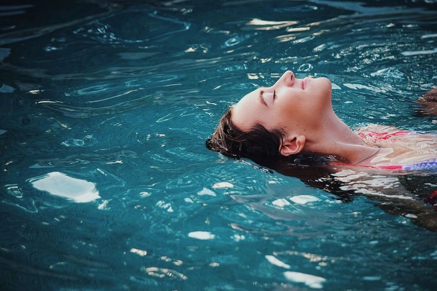 Cara Mengatasi Air yang Masuk ke Lubang Telinga saat Mandi atau Berenang