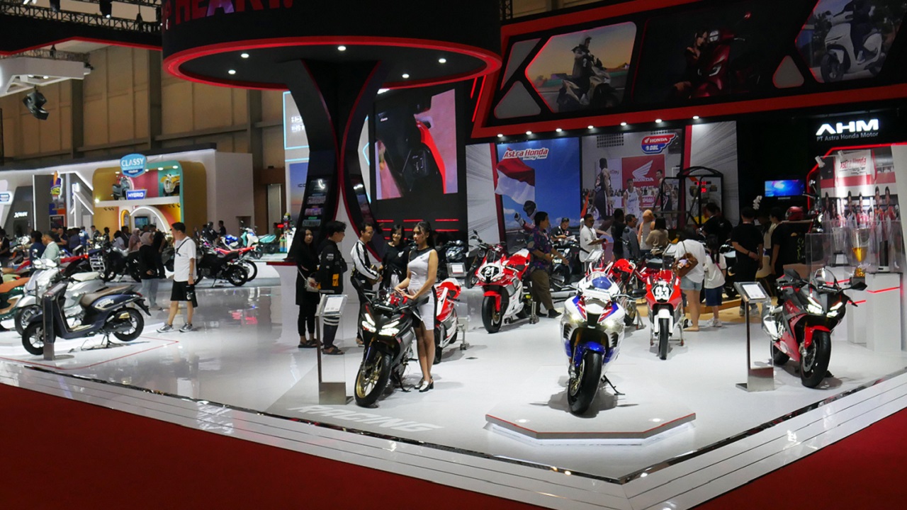 Pengalaman Seru di Booth Honda IMOS 2024: Pengunjung Nikmati Test Drive Honda EM1!