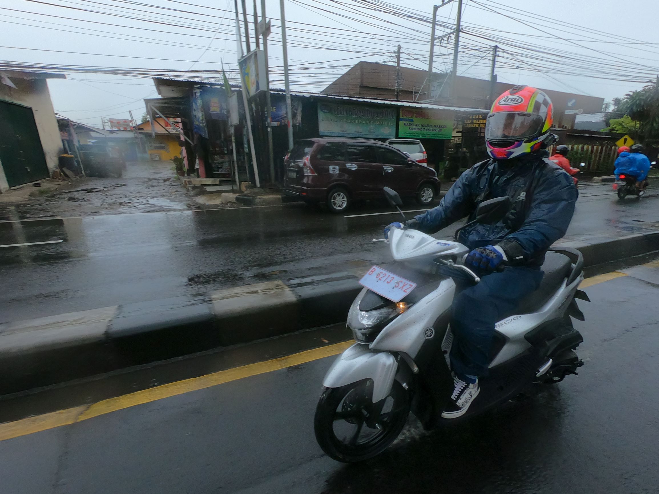 Masih Tetap Maksa Riding Saat Hujan? Pahami Dulu Tipsnya Biar Aman
