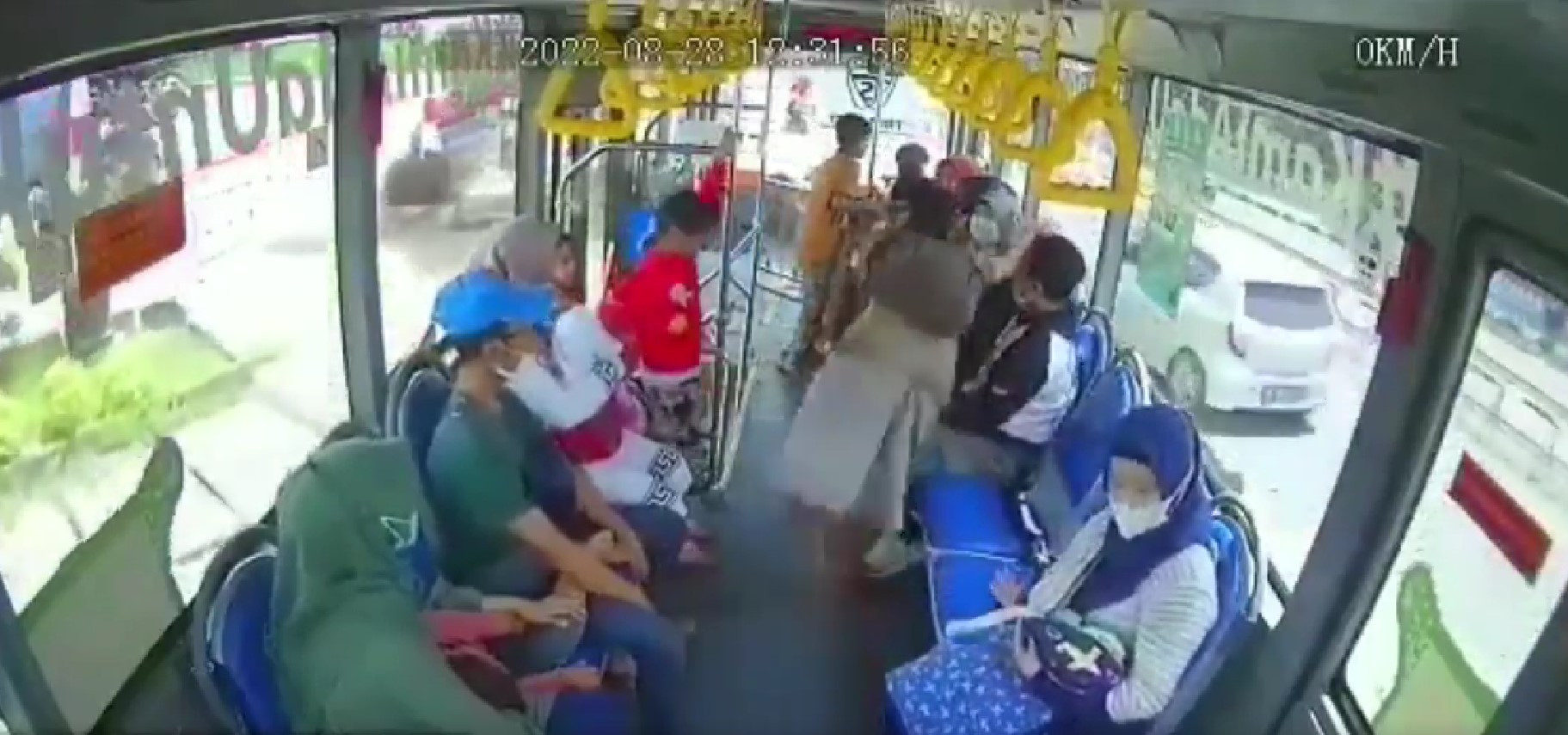 Viral Wanita Berhijab Dipukuli Pria Dewasa di dalam Bus, Netizen Beri Komentar Menohok