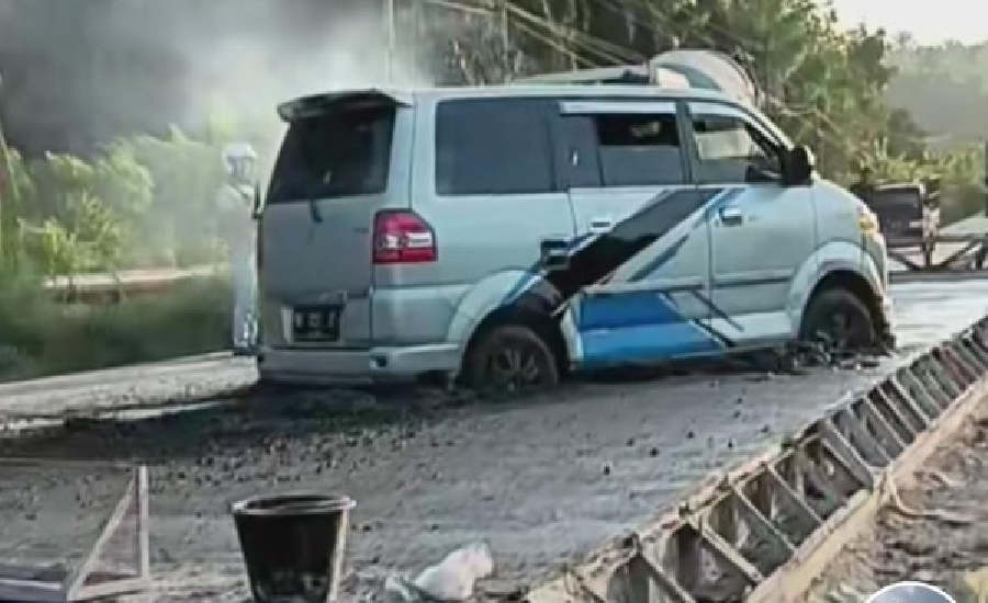 Viral! Mobil Terjebak di Jalan Cor yang Basah, Netizen: 'Biar Jadi Monumen'