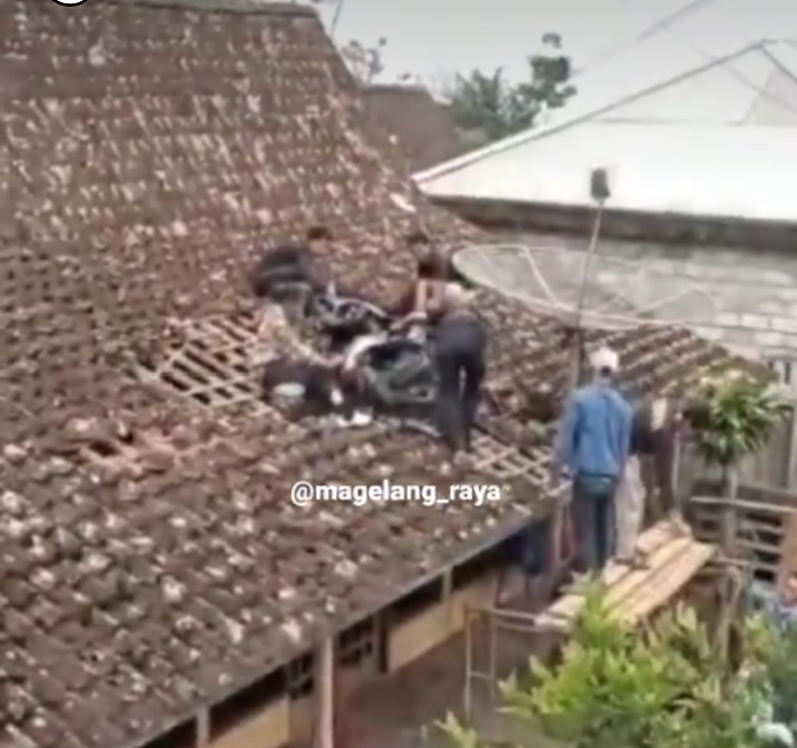 Diduga Rem Blong, Motor Honda BeAT Nyangkut di Atap Rumah Warga Magelang