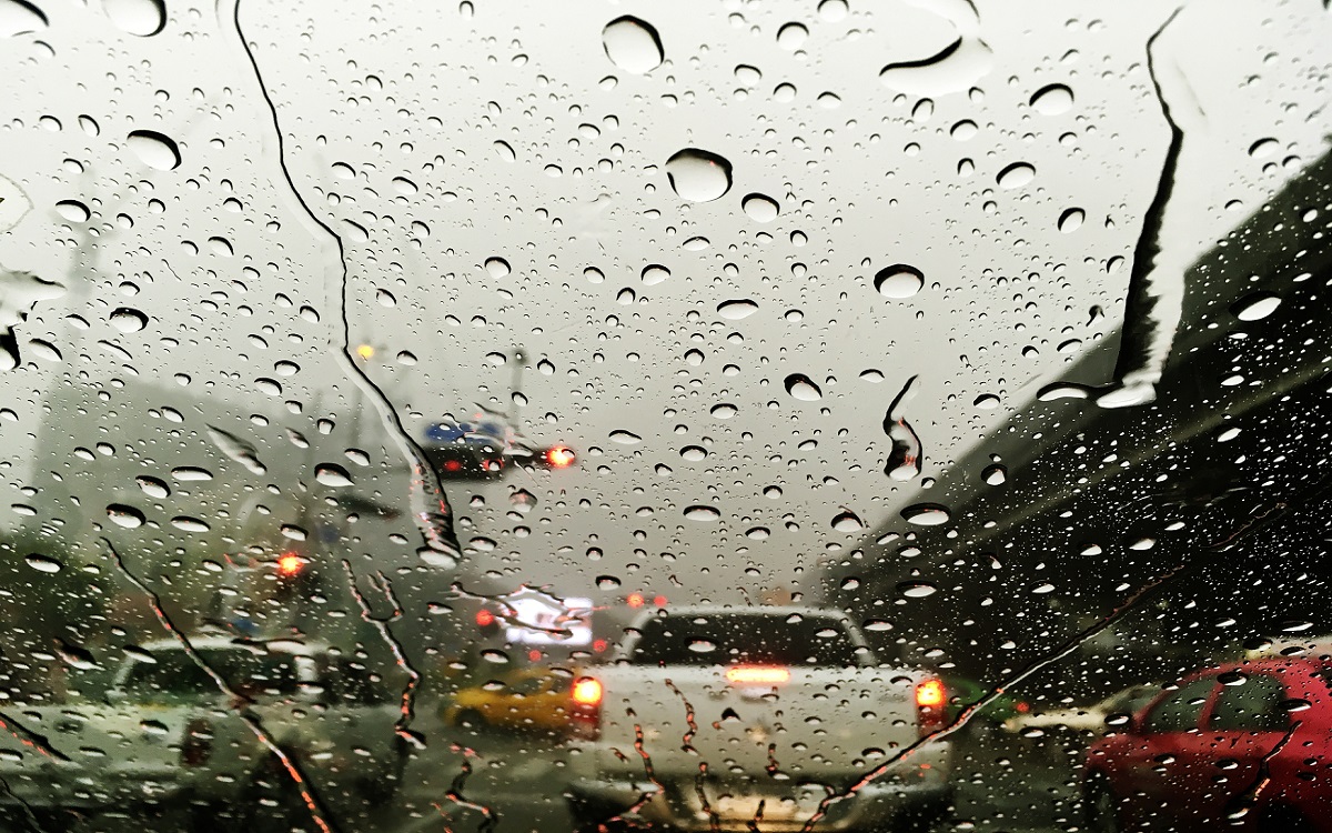 Simak Beberapa Tips Aman Berkendara Saat Hujan, Awas Terpeleset!