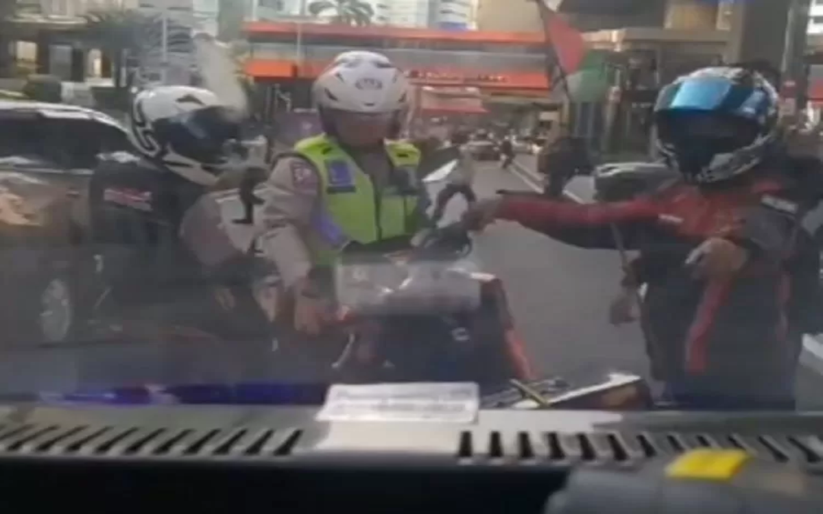 VIRAL! Relawan Ambulans Ditilang Polisi Saat Sedang Mengawal, Sampai Pasien Kena Pentok