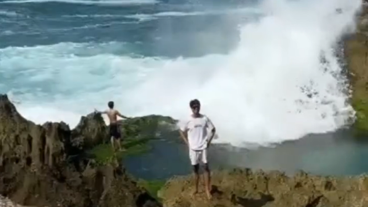 Viral! Detik-detik Pemuda Terseret Ombak di Pantai Kedung Tumpang, Tulungagung