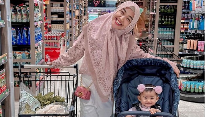 Ria Ricis Kembali Dicibir Netizen Gegara Bawa Moana Jenguk Ibunda Fadil Jaidi di RS:  'Minta Dihujat Lagi?'