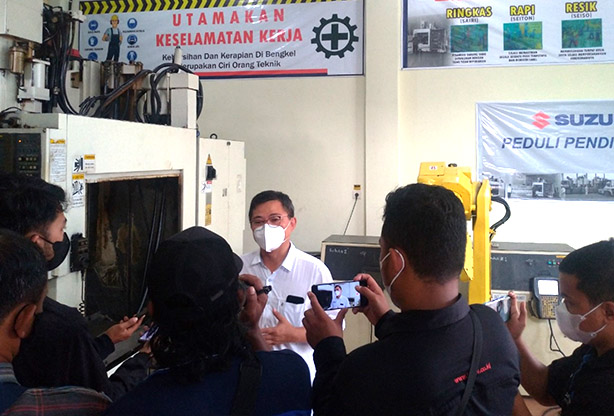 Suzuki Uji Coba Mesin CNC di SMK Yosonegoro Magetan, Dongkrak Kopentensi Siswa Kejuruan Tanah Air