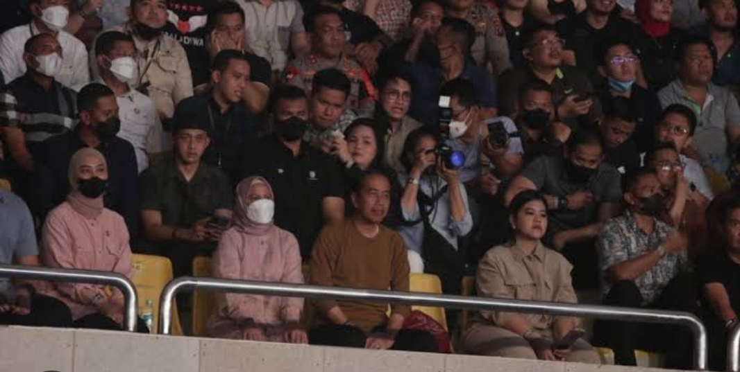 Begini Momen Presiden Jokowi dan Ibu Iriana Asik Nonton Konser Dewa 19 