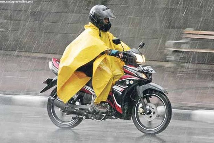 Pahami Risiko Penggunaan Jas Hujan, Model Ponco Bisa Berakibat Fatal di Jalan