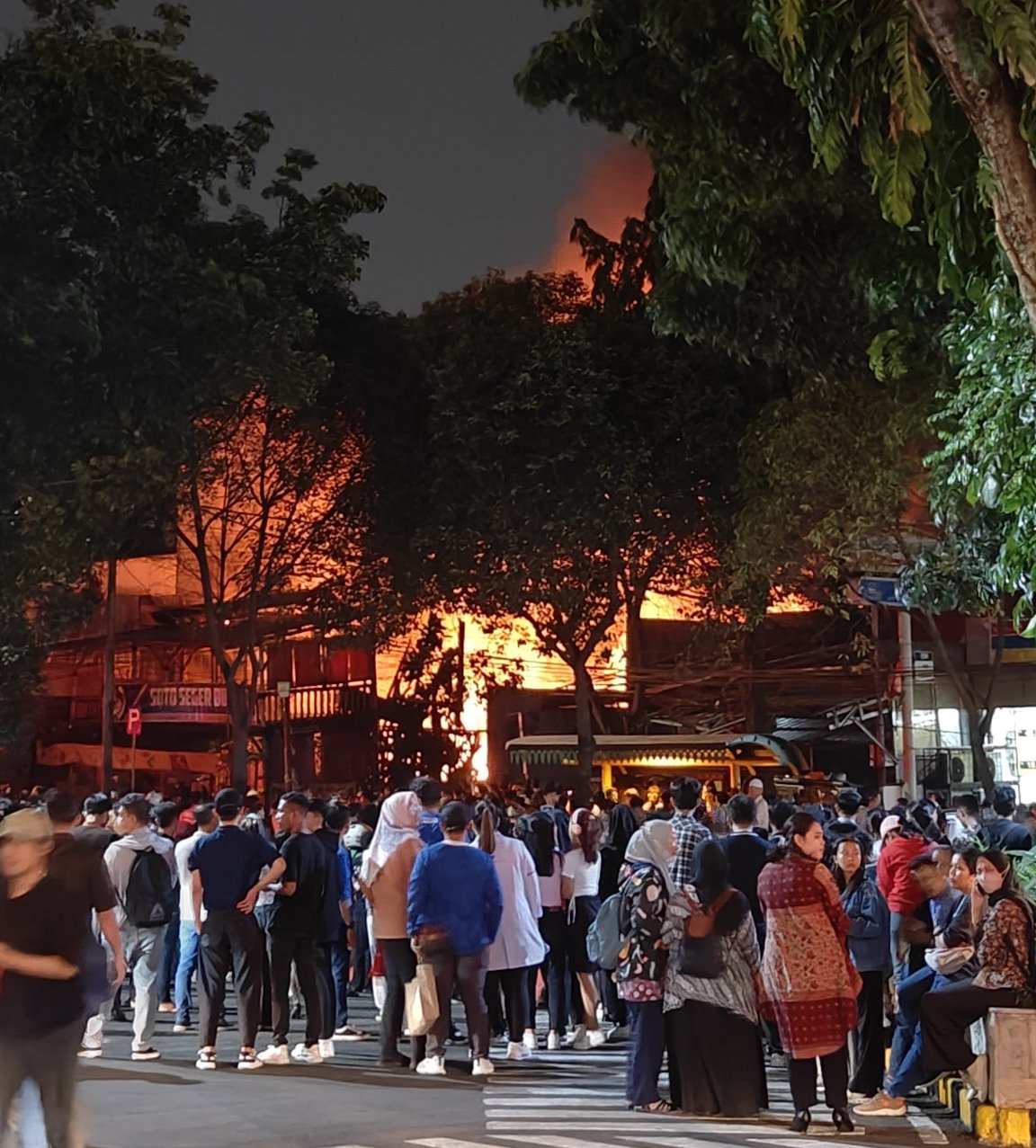 Kebakaran di Rumah Makan di Samping Gandaria City, Puluhan Motor Hangus