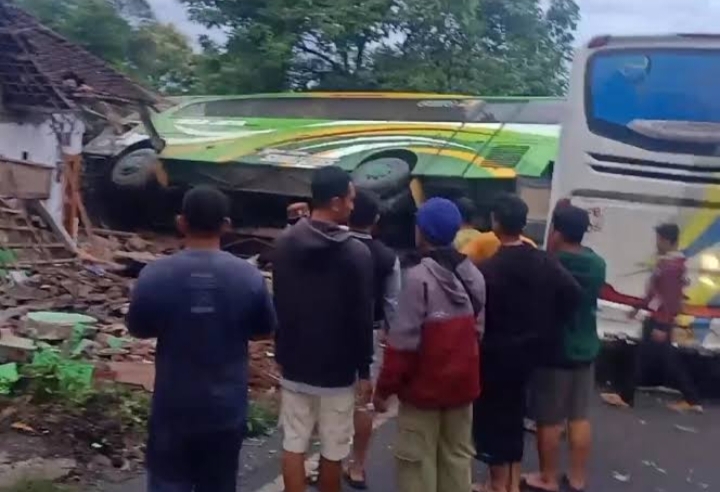 Astagfirullah! Bus Rombongan Studi Tour TK Alhidayah Terguling Tabrak Rumah dan Mushala, Korban Mengalami Luka-luka 
