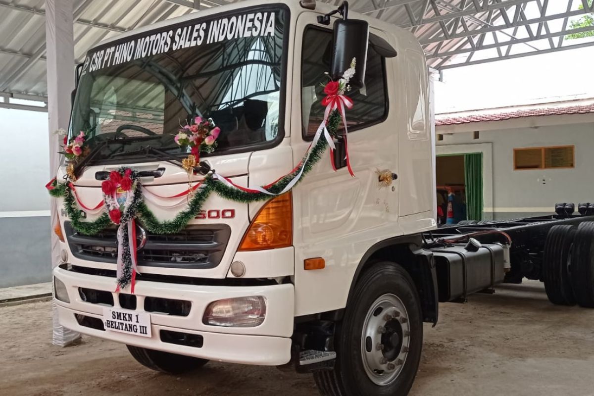 Hino CSR Serahkan Truk Hino500 Series untuk Mendukung Pendidikan Vokasi di SMKN 1 Belitang III