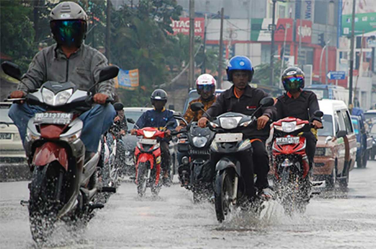 Simak 5 Tips Merawat Sepeda Motor Selama Musim Hujan, Biar Tetap Ganteng!