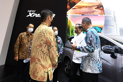 Presiden Republik Indonesia Jokowi berdiskusi di booth Mitsubishi Motors krama Yudha Sales Indonesia pada GIIAS 2021