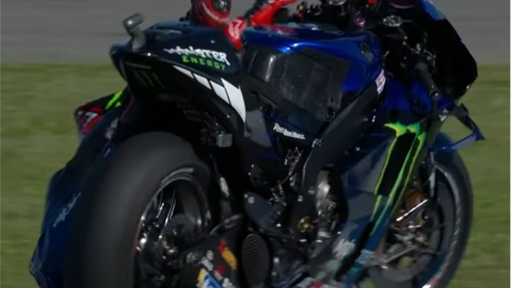 Duh! Dihantam Roda Yamaha M1, Fabio Quartararo 'Kelojotan' di Bagian Selangkangan