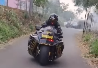 Viral! Motor Batman Full Hitam Melintas di Indonesia, Tampilan Nyentriknya jadi Sorotan Netizen di Instagram