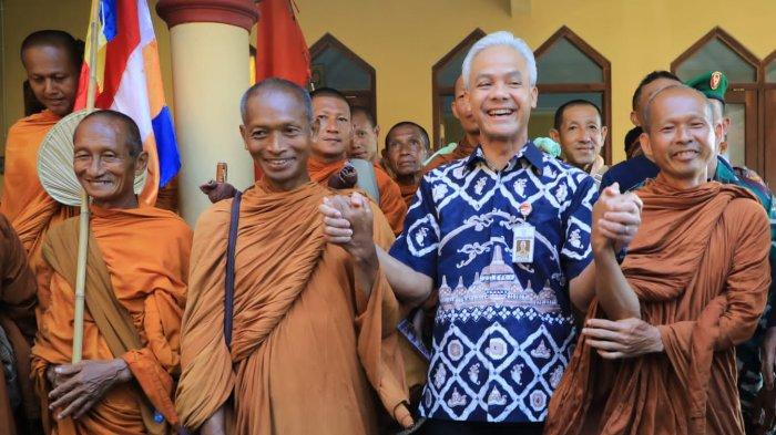 Indahnya Toleransi, Ganjar Pranowo Sapa 32 Bhikku Thudong yang Istirahat di Musala Semarang