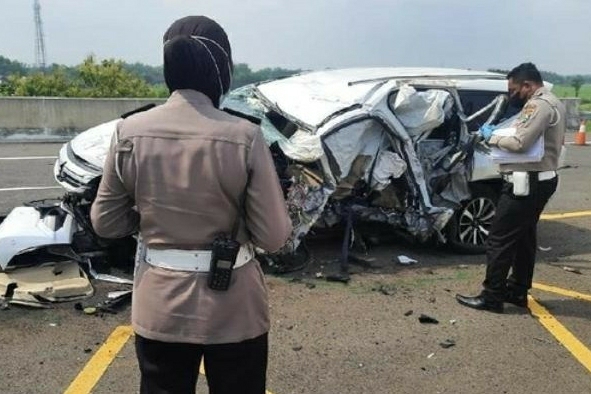 Meninggal Saat Kecelakaan di Tol Nganjuk Jawa Timur, Mitsubishi Pajero Vanessa Angel Diduga Menabrak Bahu Jalan?