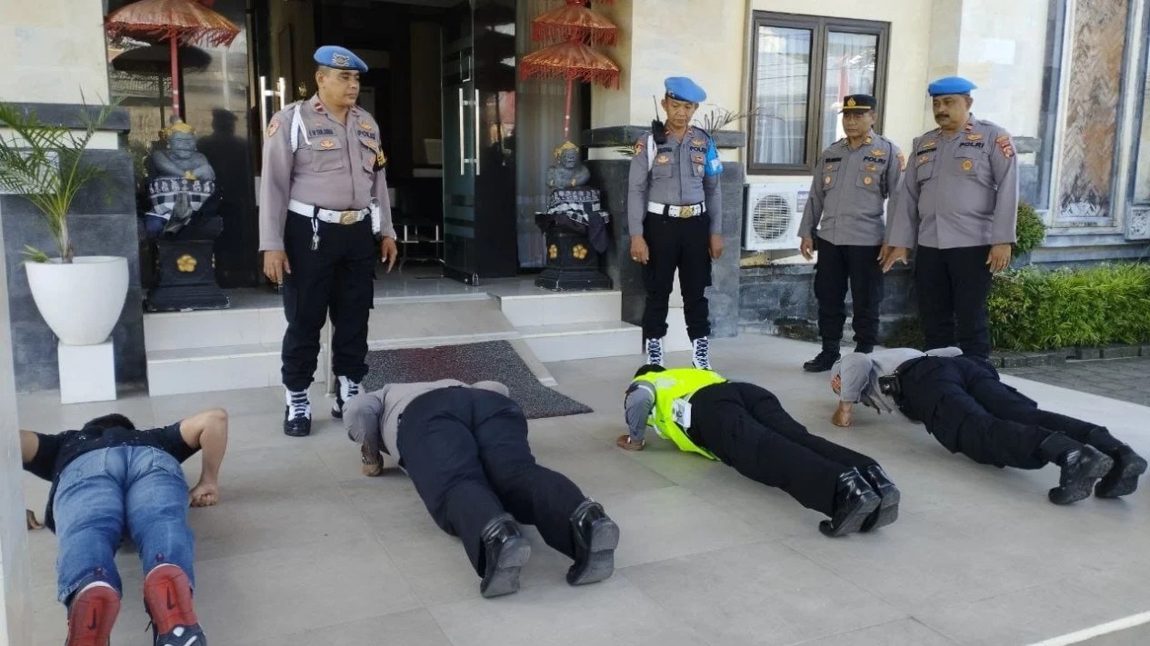 Empat Polisi di Bali Tolak Laporan Korban Pencopetan di Bali, Malah Pilih Minum Bir! Sanksinya Cuma Push Up!