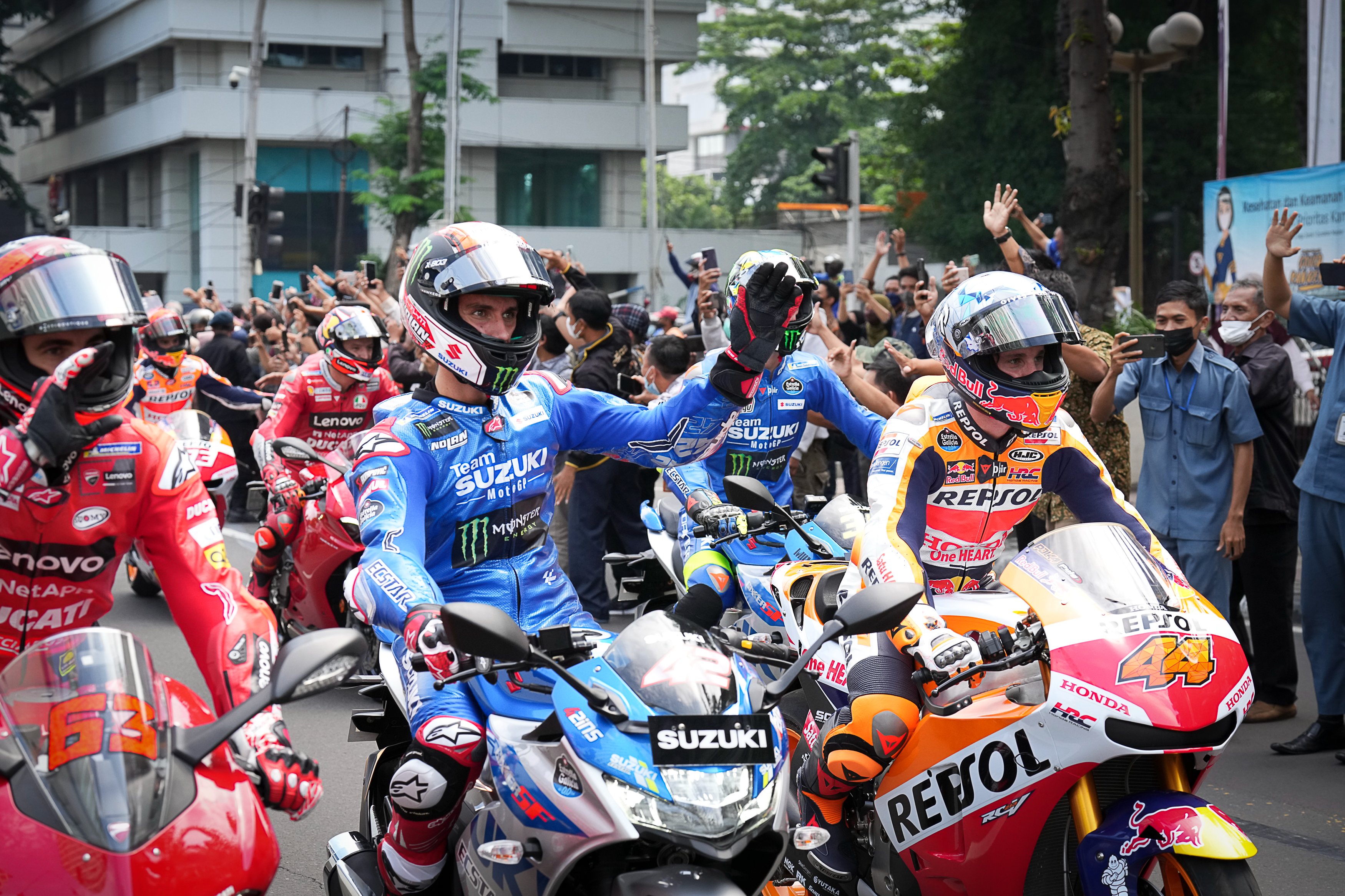 Duo Suzuki Ecstar Ikut Parade MotoGP di Jakarta, Alex Rins: Indonesia Sangat Fantastis!