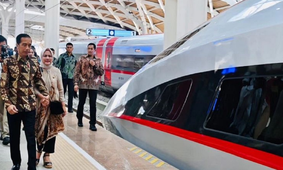 Proyek Kereta Cepat Jakarta-Bandung Disebut Tak Balik Modal Sampai Kiamat, Jokowi: 'Paling Penting Rakyat Dilayani'
