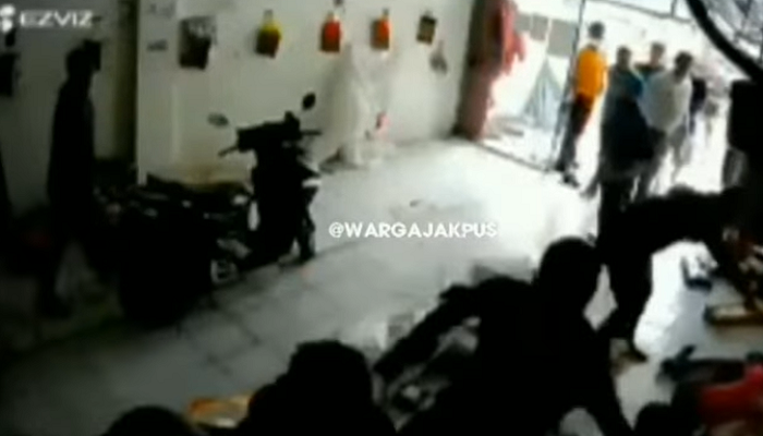 Kacau! Sekelompok 'Bang Jago' Tiba-tiba Aniaya Pegawai Kantor Jasa Pengiriman Barang di Pondok Kelapa, Videonya Kini Viral di Medsos