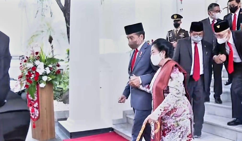 Terus Disudutkan dengan Kalimat Renggang, Jokowi: Megawati itu Ibu Saya