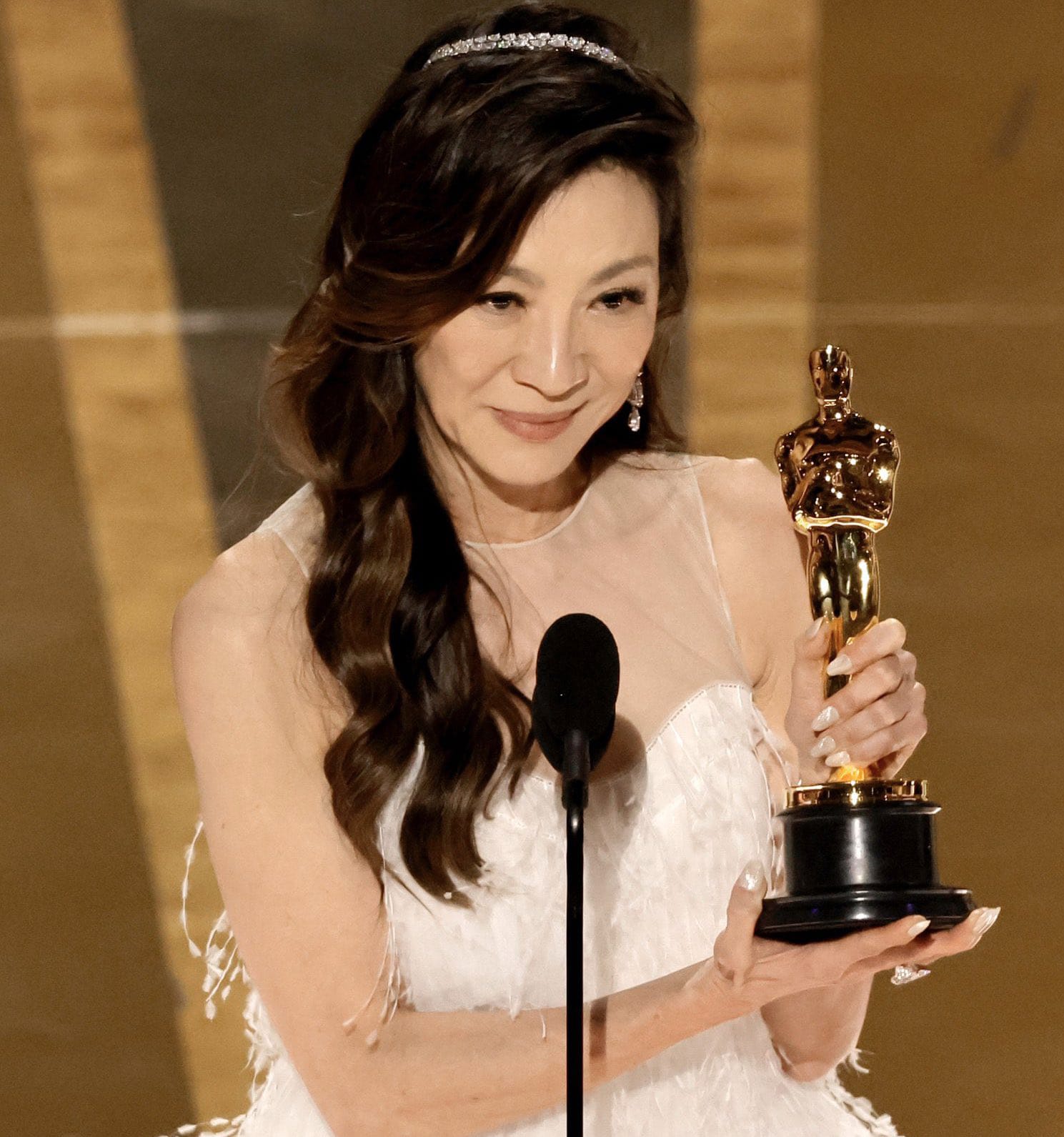 Michelle Yeoh Cetak Sejarah Pertama Kali Dalam Sejarah Aktris Asia, Dinobatkan Jadi Best Actress di Piala Oscar 2023!