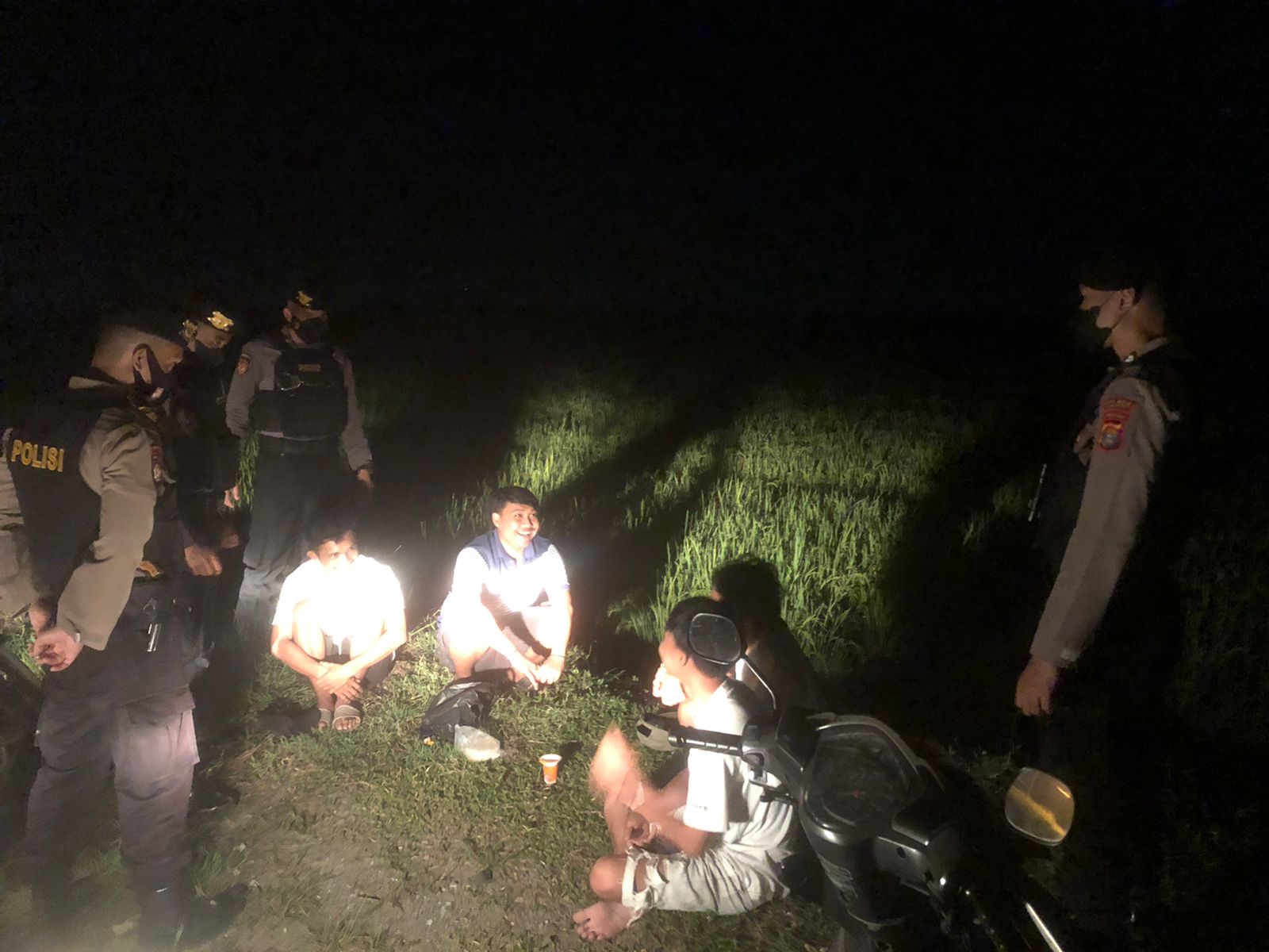 Asyik Pesta Miras di Pinggir Sawah, Sekelompok Remaja Dibekuk Polisi