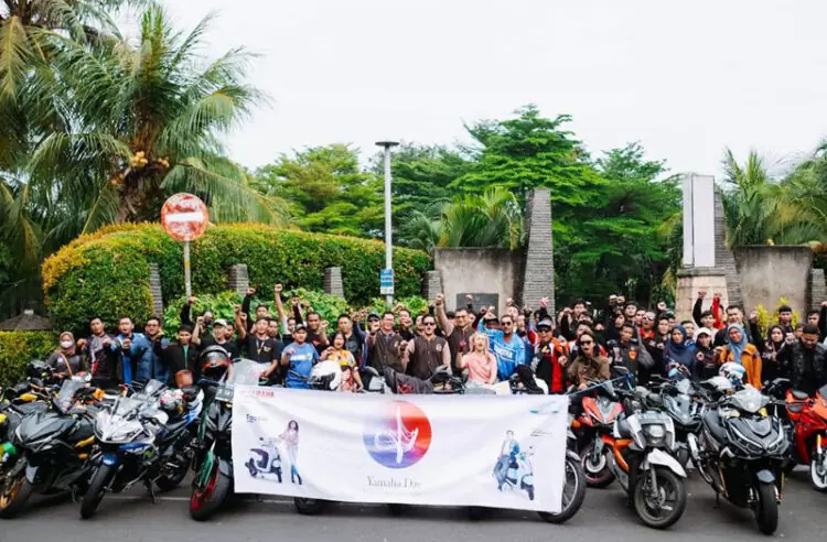 Rayakan Ulang Tahun Yamaha, Ratusan Bikers Gelar City Touring di Jakarta
