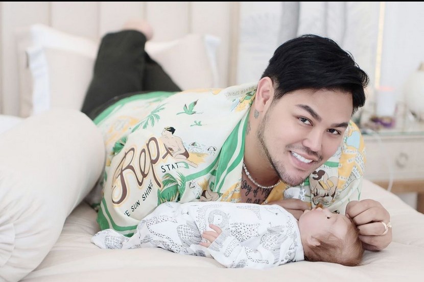 Ya Ampyun..! Ivan Gunawan Jadi Sorotan Netizen Gegara Perlakukan 2 Boneka Bayi Seperti Anaknya: Are You Okay? 