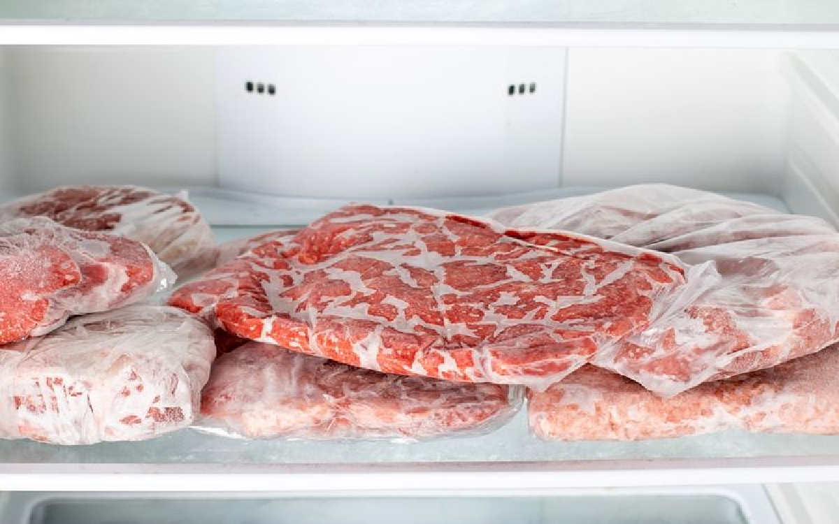 Jangan Disepelekan! Ini 5 Bahaya Menyimpan Daging di Freezer Terlalu Lama