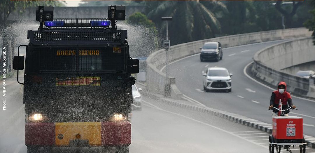 Kurangi Polusi, Polda Metro Jaya Kirim Water Canon Untuk Penyemprotan Jalan