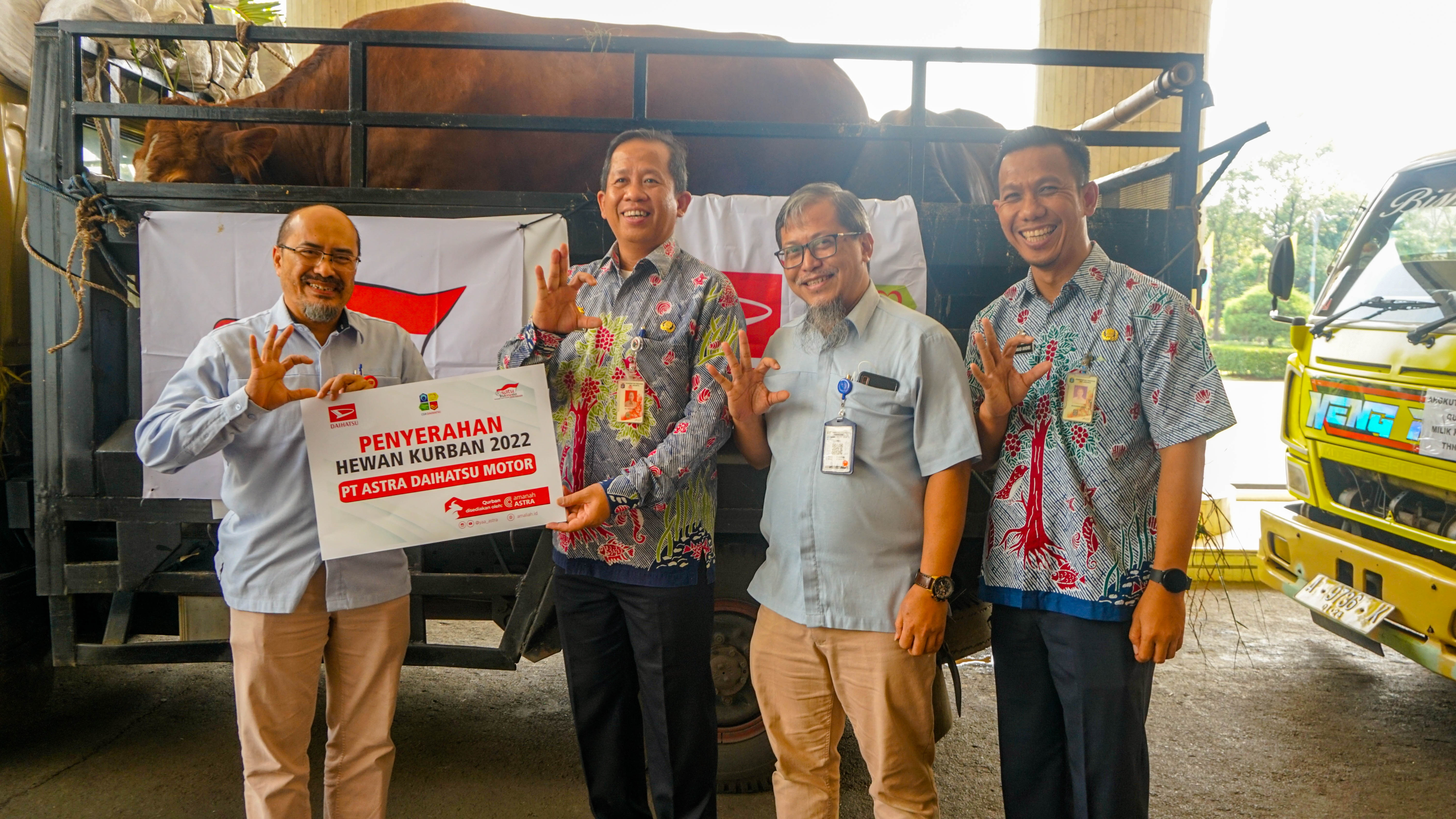 Daihatsu Bagi-bagi Hewan Qurban ke Warga Jakarta dan Karawang
