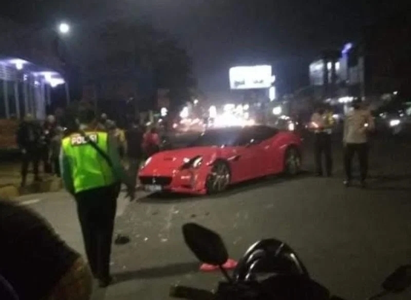 Brak! Honda Vario-Ferrari Adu Kambing di Lampu Merah Simpang Tol BORR Bogor, Siapa yang Salah?