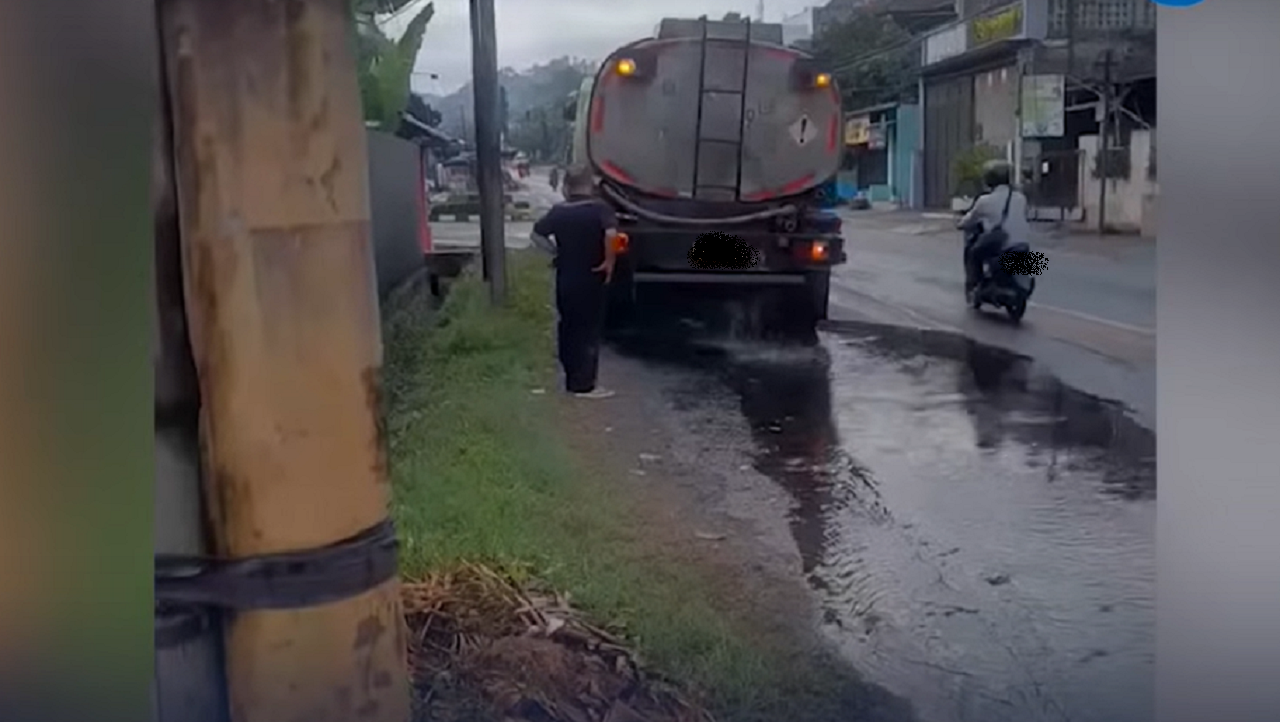 Viral! Cairan Kimia Banjiri Jalan di Padalarang, Ratusan Pengendara Kena Imbas Kerugian