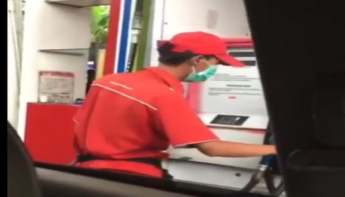 Viral, Petugas SPBU di Bintaro Kepergok Lakukan 'Korupsi' dengan Cara Mengurangi Jumlah Liter BBM yang Dibeli Pelanggan: Saya Laporin Kamu Ya!