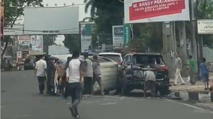 Terjadi Kecelakaan Angkot di Bandar Lampung, Dua Mobil Terguling setelah Balapan!