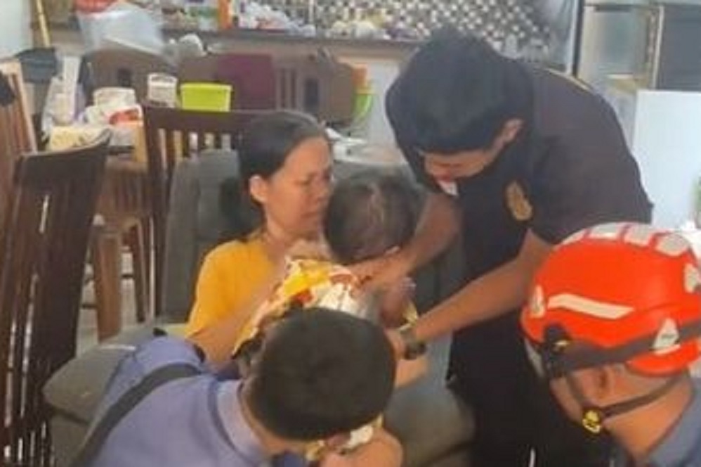 Bravo! Damkar Sukses Keluarkan Kepala Bocah yang Nyangkut di Loyang Kue