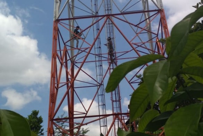 Drama Medsos: Gagal Bertemu Pujaan Hati, Pemuda Asal Probolinggo ini Panjat Tower Untuk Bunuh Diri 