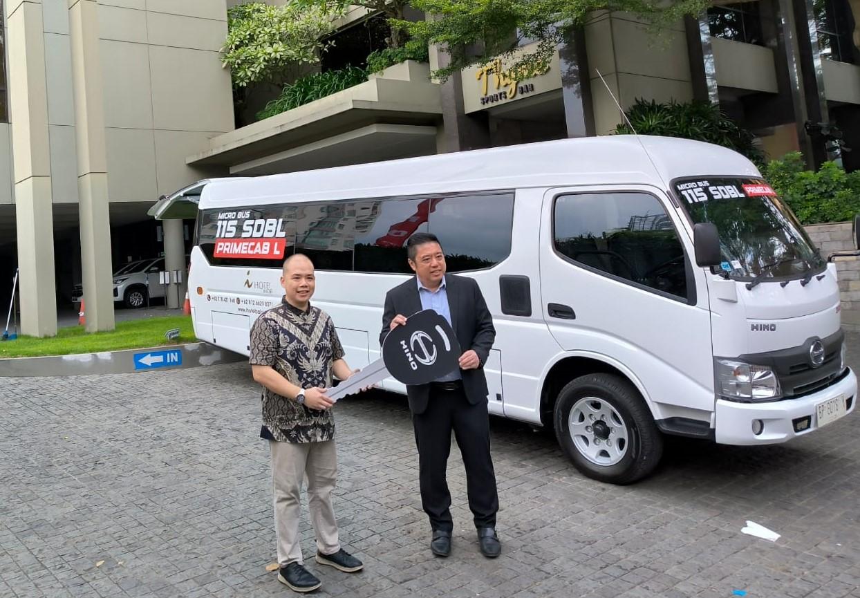 Hino Serahkan Bus 115 SDBL Primecab L  kepada i Hotel Batam untuk Dukung Pelayanan Transportasi