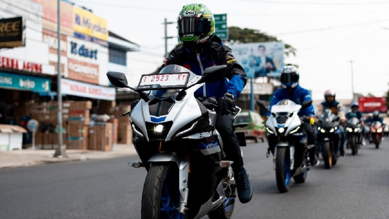 Rasakan Sensasi Baru dengan Upgrade Teknik Berkendara di Sirkuit Gery Mang Bersama Pembalap Yamaha Racing Indonesia!