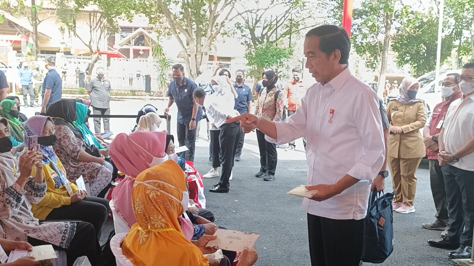 Presiden Jokowi Berikan Bantuan Berisikan Rp1,2 juta