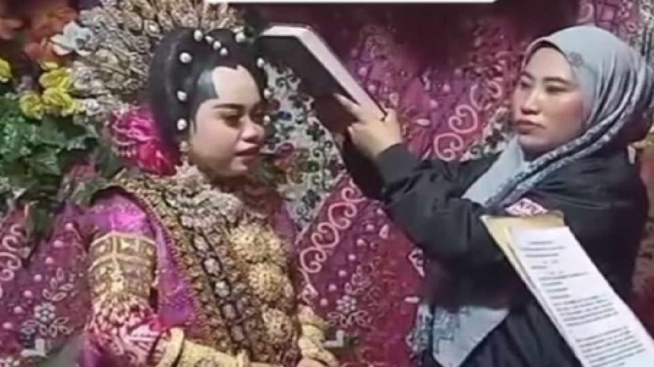 Kocak! Pengantin Viral Gegara Dilantik Jadi Anggota KPPS Saat Menikah