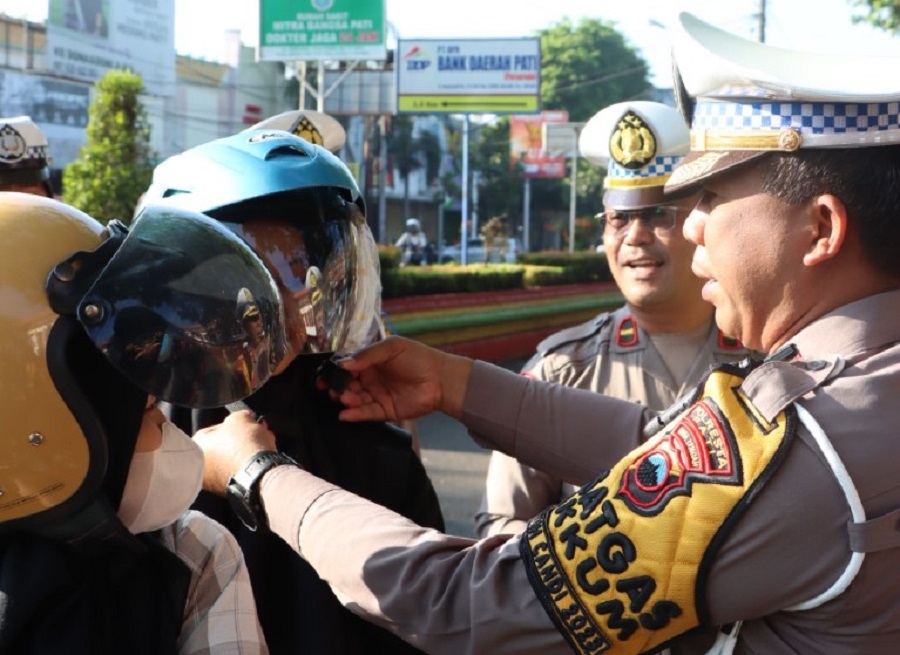 Polisi Beri Helm Gratis di Operasi Patuh Jaya Candi 2023