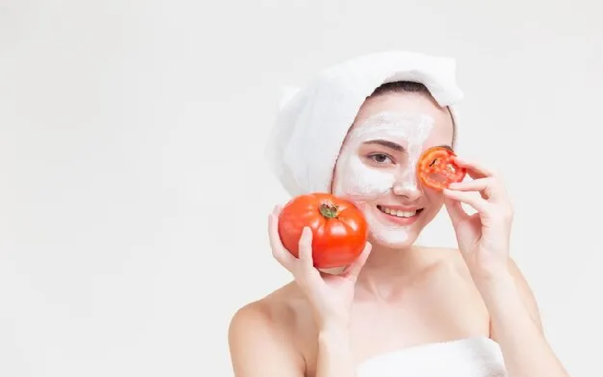Mencerahkan Wajah dan Hilangkan Jerawat dengan Masker Tomat, Ini Dia Cara Membuatnya!